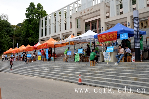 各二级学院在行政中心设置迎新点.JPG