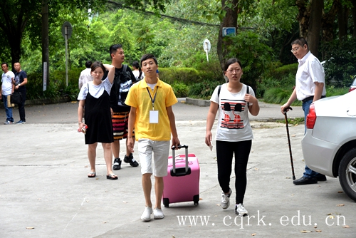 志愿者们帮助新同学拎行李.JPG