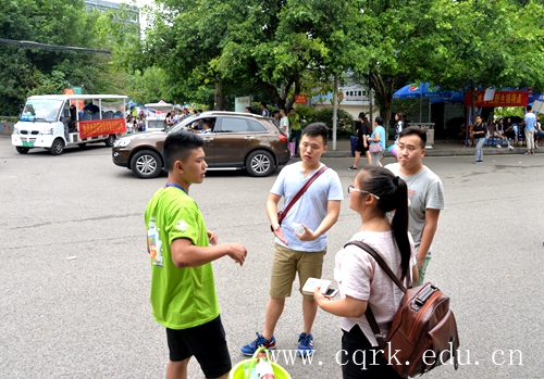 志愿者为新同学及其家长热情指路.JPG