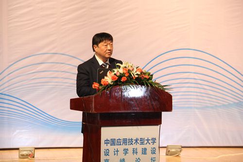 何向东简要介绍重庆人科发展历程并宣布会议开幕