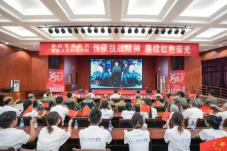 重庆日报：“为祖国骄傲！”重庆退伍老兵与高校学子收看九三阅兵