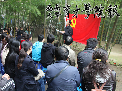 机关党总支书记刘福祥为大家讲解十七届四中全会精神